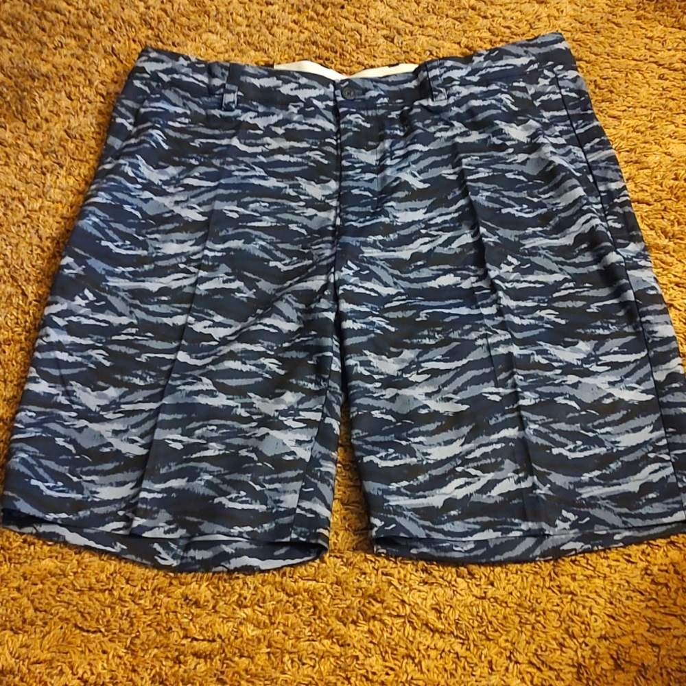 Greg Norman men's shorts 38 NWT black camo